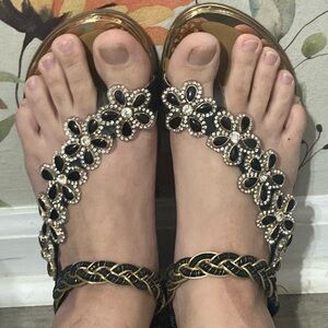 🟢 (2/$5) Sz 8 Verano Rio Womens Embellished Black Flower T-Strap Sandals
